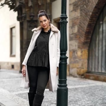 Krásná žena v podzimním městě