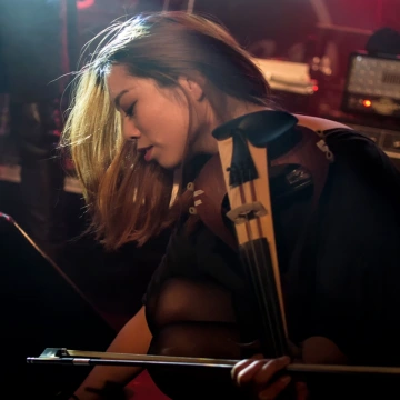 Houslistka Rei Miyaoto kapely Vampillia