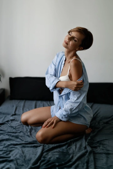 Luděk & Slávka Photography: boudoir portrét ženy v modré košili