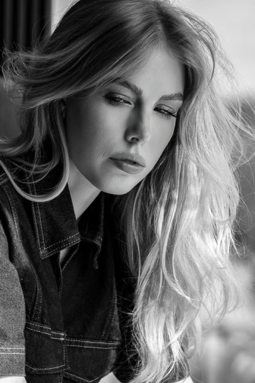 Dívka v zamyšlení